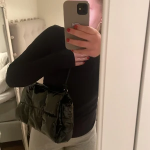Svart väska från H&M - Säljer min super fin väska från HM, som inte kommer till användning och som är nästintill oanvänd.💕pris går att diskutera…..