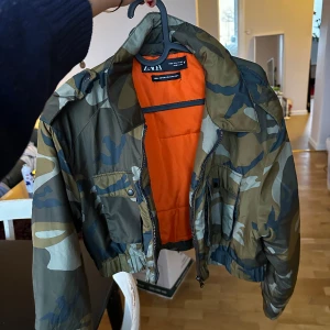 As cool bomberjacka! - Skit cool croppad bomberjacka som jag aldrig får användning av längre tyvärr! As snyggt att ha över en stickad tröja eller vad som! :) jättebra skick