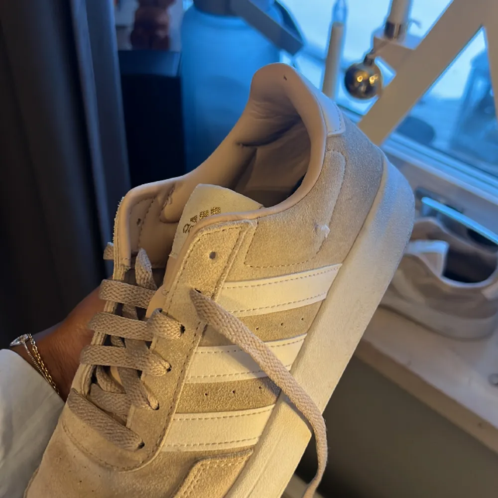 Beige adidas skor i strl 38! Lägger ut en intressekoll då dessa är för stora. Använt några gånger Finns några fläckar som det gör med alla skor som används utöver det i topp skick. Köptes för 999kr säljer för 600kr . Skor.