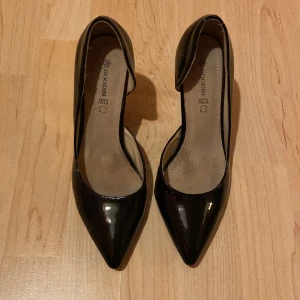 svarta klackar  - Köpte dessa av en annan säljare på Vinted men de va lite för små för mig🫶