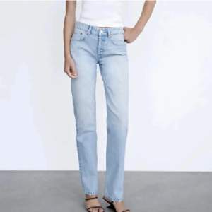 Mid waist straight jeans från zara 