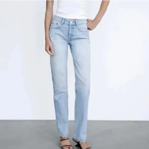 Zara mid straight - Mid waist straight jeans från zara 