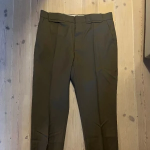 Margiela byxor - Byxor i ull från margiela. Stl 48. Säljs billigt pga mindre malhål, kan skicka bilder om önskas.