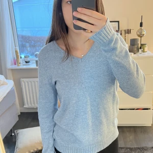 Blå stickad tröja  - Söt blå stickad tröja från vila🤍 använd ett fåtal gånger o är i nyskick! Hör av dig vid frågor eller om du är intresserad!!