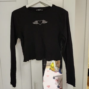 Fin svart croppad tröja i stl L  - Den är som ny, har lite stretch 