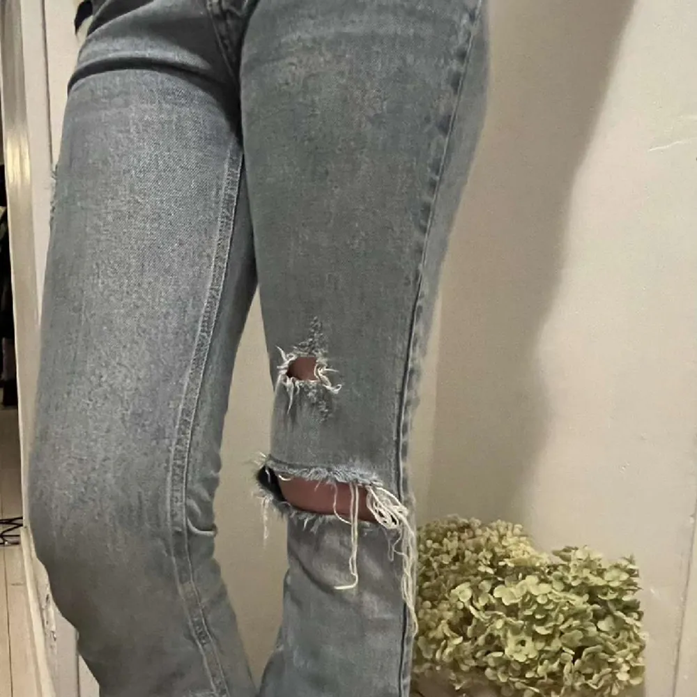 Jätte fina jeans som är flared och Lågmidgade från gina💗!! I storlek 152 och är i väldigt bra skick!! Fina hål på knän och på låret🎀 pris kan diskuteras 🤍🥂. Jeans & Byxor.