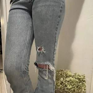 Jätte fina jeans som är flared och Lågmidgade från gina💗!! I storlek 152 och är i väldigt bra skick!! Fina hål på knän och på låret🎀 pris kan diskuteras 🤍🥂