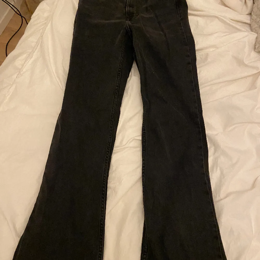 Säljer dessa fina bootcut jeans, pris kan diskuteras🫶🏻. Jeans & Byxor.