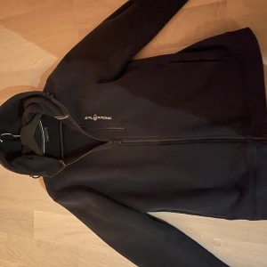 Zip hoodie - Säljer denna sail racing zip hoodien pga att den är för liten. Använd ett fåtal gånger och ingen skada på den.  Storlek 176.