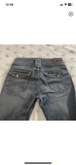 Lågmidjade Jeans - Supernsygga lågmidjade bootcut jeans, midjemåttet är 35cm och innerbenslängden är 75cm💓