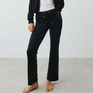 Mjukisbyxor i velour - Lågmidjade utsvängda mjukisbyxor i velour från Gina tricot. Endast använda en gång. 