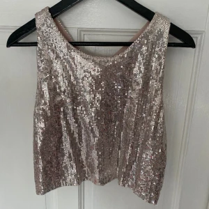 Paljettopp  - Paljettopp från BikBok. Saknas paljetter på något ställe men det är inget man tänker på. Storlek S🤍