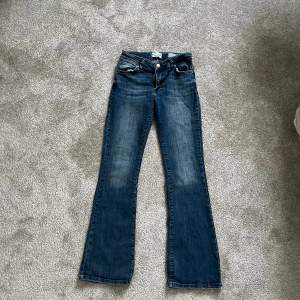 Säljer mina as snygga mörk blå Low waist bootcut jeans. 