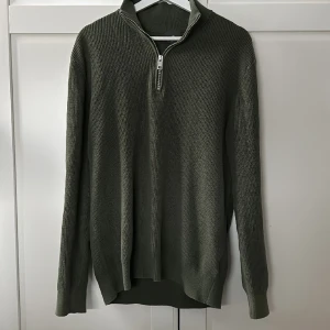 Halv zip - Hoodie med halv zip från HM, fint skick 