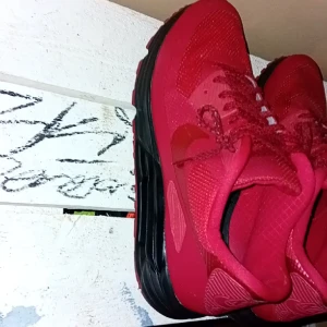 NIKE ID. skor ' egen disignade limeted . Nike air max 90. Med lunarlon trampdyna. Väldigt sköna och även vinter editionen . Storlek 44. Bud - NIKE ID. skor ' egen disignade limeted . Nike air max 90. Med lunarlon trampdyna. Väldigt sköna och även vinter editionen . Storlek 44. Inte mkt använda . Kolla in Nikeid.com att man kan göra sina egna vid sånt intresse. Högst budande fin julklapp . Check