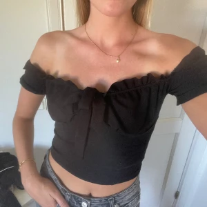 Off shoulder topp - Väldigt söt tröja som tyvärr blivit för tajt. Scrunchiga ärmar och rosett frampå, lite som oktoberfestklänningar. Funkr till fest lika bra som vardags. Välanvänd men även omhändertagen. Köpt i London
