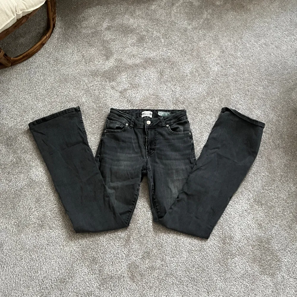 Säljer mina så så coola Low waist  jeans i en mörk grå/ svart färg. Skriv för fler bilder . Jeans & Byxor.