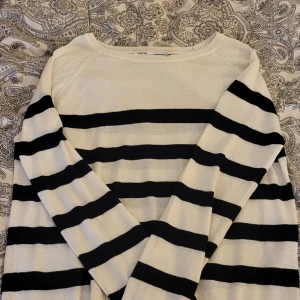 Randig tröja - Super fin stickad tröja fråm zara Använd få gånger 