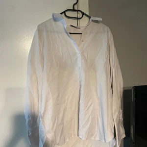 Skjorta - Skjorta från na-kd med text på ryggen. I storlek 42