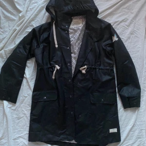 Odd Molly regnjacka  - Regnjacka i nyskick från odd Molly storlek S. Inga anmärkningar. Knappt använd. 