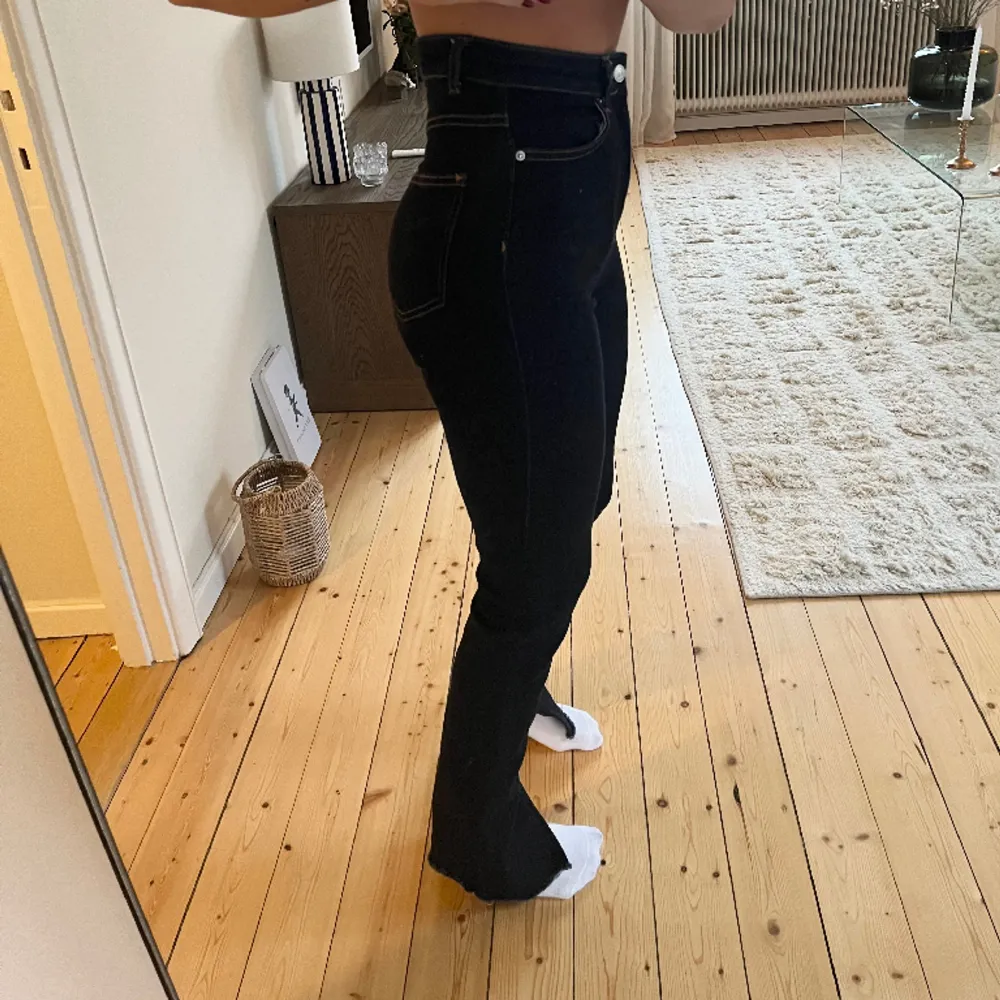 Mörkblå utsvängda jeans från Gina. Hög midja och slits nertill. För preferens är jag 163cm.. Jeans & Byxor.