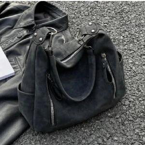 Handväska - (Lånad bild). Säljer denna snygga väska, knappt använd. 