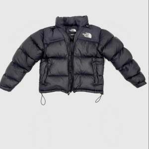 The North Face Nuptse jacka i mycket bra skick. Inga hål eller liknande defekter, använd mycket varsamt. Storlek S herr