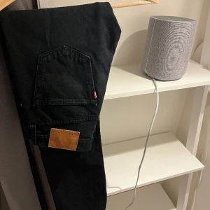 Levis 501 - Skitsnygga svarta levis 501 i storlek 29-32. Använder ej, bra skick. Nypris 1099, säljer för 399. Tar bara upp plats i garderoben.