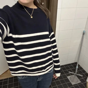 randig stickad tröja - säljer dennna mysiga fina tröja från zara💕💕