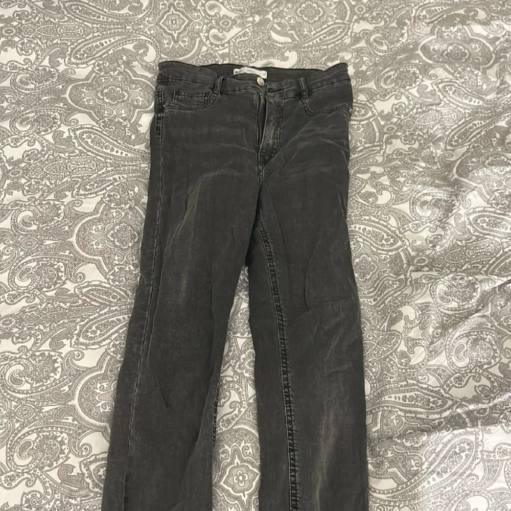 Storlek M. Ganska ny och fin mörk grå färg . Jeans & Byxor.