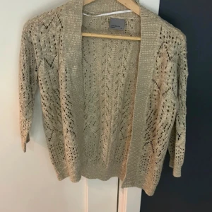 Kofra - Beige kofta från vero Moda använd 2 gånger. Passar till olika tillfällen. Koftan är 55 cm lång. 