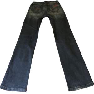 bootcut jeans med snygg wash! 