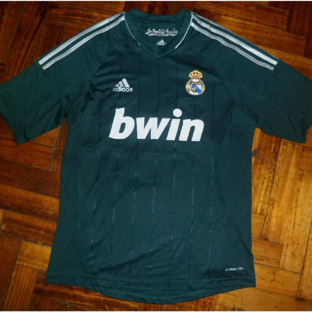 Real Madrid Gammal Kit. T-shirts.
