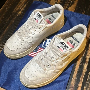 AUTRY ACTION SHOES - Fina autryskor med tillhörande påse, använda endast fyra gånger. Inga skador, säljer pga fel storlek.  Fraktas direkt inom hela Sverige.  Nypris: 2500kr