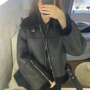 jacka - Kort jacka från NA-KD. Finns spännen vid kragen och längst ner på jackan.  ✅Mycket bra skick