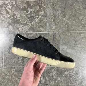 Lanvin - Säljer dessa lanvins mörk blå, storlek 7/41, sitter som 42. Fint skick, inga konstigheter. Inget og, endast skorna! Hör av er vid frågor/funderingar! 