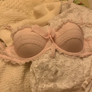 Vintage dollete spetsbh - Ljusrosa bh i mesh och spets med en söt rosett i mitten💞Det finns fickor som man kan lägga in push up kuddar i🌟 Inga tecken på användning men säljer för att det inte passar