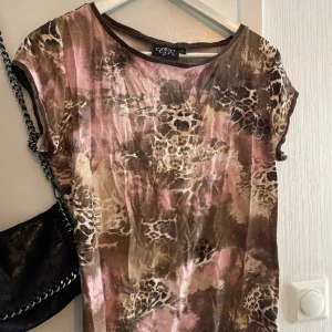 Cheetah print T-shirt  - Jätte söt tshirt med cheetah print lite överallt. Strl L men passar S-L💓
