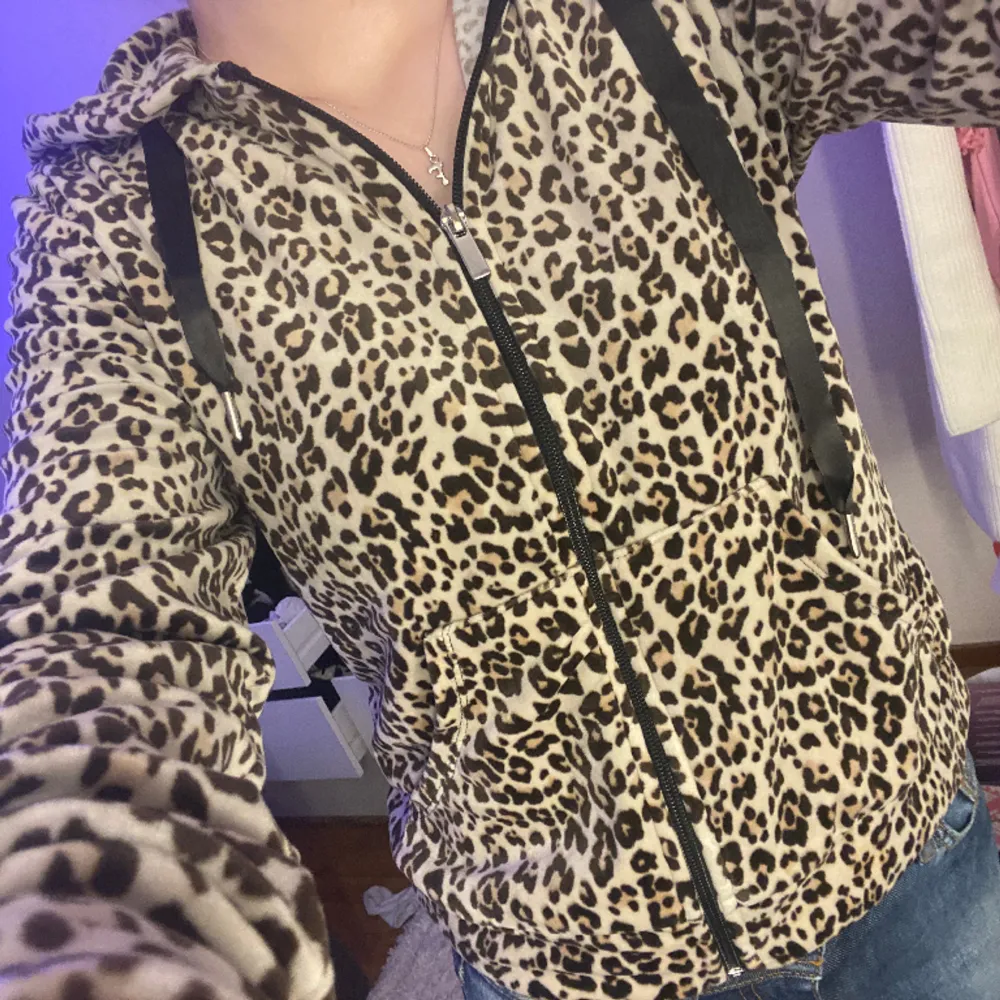 En superskön och mysig ziphoodie från Gina med leopard mönster på, sparsamt använt💞. Hoodies.