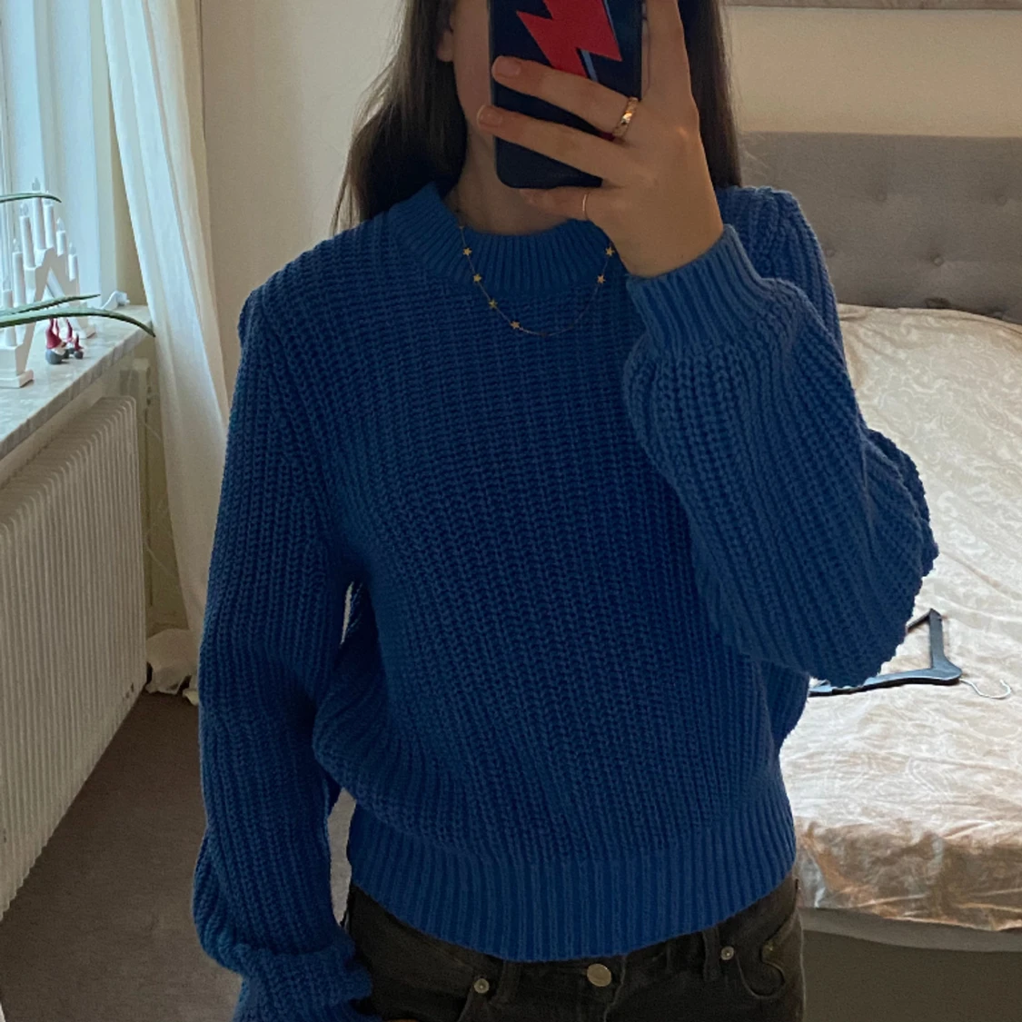 Ribbstickad blå tröja