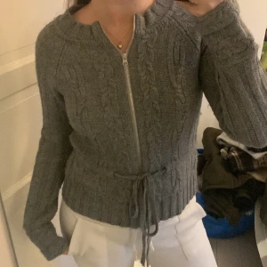 Grå kofta - Så fin grå kofta med knytband🥰BLIR INTE NOPPRIG!