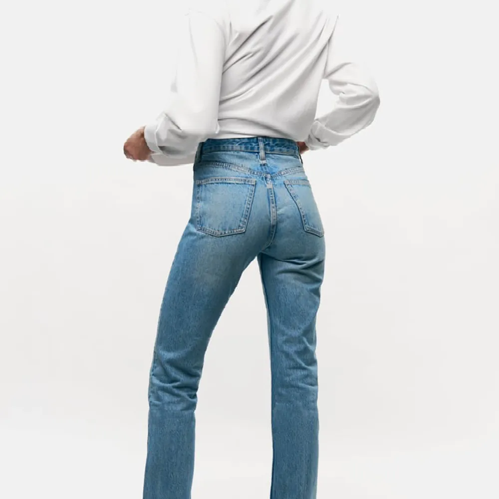 Säljer nu mina fina blåa jeans från Zara då jag inte använder dom längre. Nästintill nyskick, ändrat använda ett fåtal gånger. Hör av er vid frågor!😊. Jeans & Byxor.