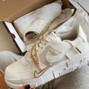 Nike Air Force (Grey Gold Chain) - Säljer Nike Air Force 1 Low Pixel Grey Gold Chain i storlek 38, aldrig använda