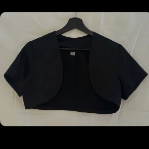 Svart bolero - Så fin svart bolero!! 
