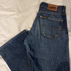 Lee jeans - Lågmidjade Bootcut jeans från lee. Väldigt fint skick men för stora för mig så sista bilden är inte helt förlitlig. 
