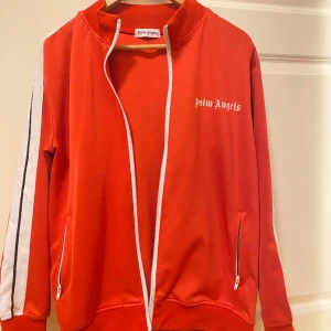 Palm angels tracksuit Herr  - Säljer min Palm angels tracksuit, då den inte passar mig mer. Väldigt bra skick,  finns inga fläckar, hål m.m. Dragkedjorna funkar utmärkt utan strul.  Strl M. Säljer väldigt billigt då jag rensar garderoben.  Vid fler frågor, hör gärna av dig:) 