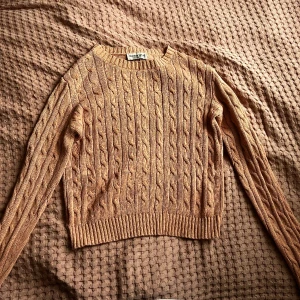 Jätte fin tröja  - En tröja som jag fick av min mammas kompis som är för liten, skriv för fler bilder vid intresse 💗