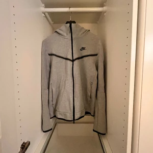 Nike Tech Fleece - Skick: 9,5/10 Nypris: 947kr Mitt pris: 399kr Säljer pågrund av att den inte kommer till användning. 