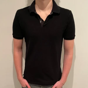 Piké från Burberry - Sjukt snygg Piké från Burberry i grymt skick, inga defekter. Storlek S. Modellen är 180 cm och väger 65 kg. Nypris ca 4000kr. Vårat pris 599kr. Skriv vid minsta intresse!📩