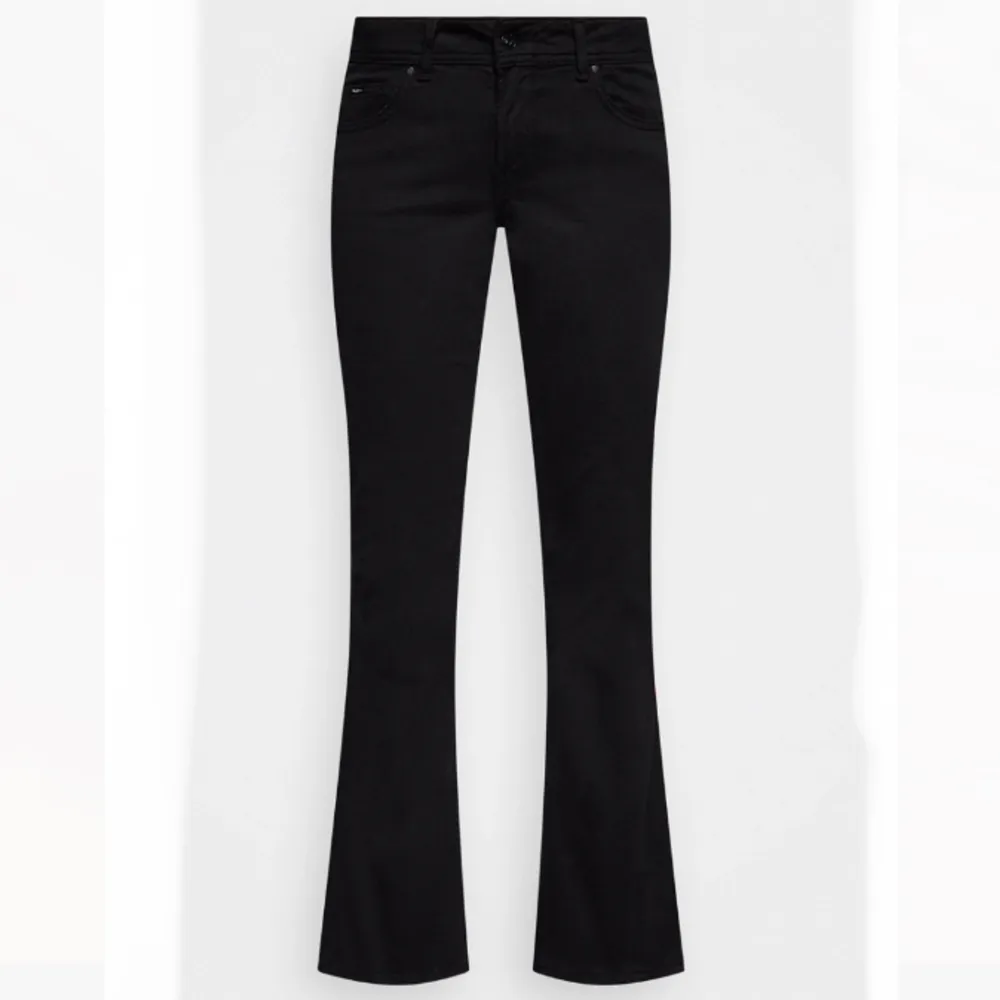 Intressekoll på mina skitsnygga pepe jeans som köptes för 750 och har knappt blivit använda, skriv för fler bilder❤️❤️. Jeans & Byxor.